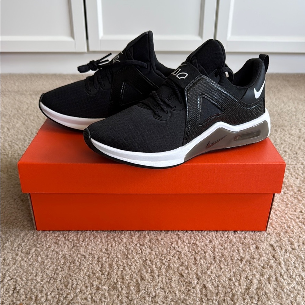 Nike Women’s Air Max Bella TR 5 Training Shoes - sz US 7